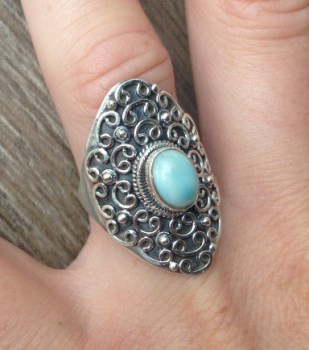 Zilveren ring gezet met Larimar in bewerkte kop maat 18 mm